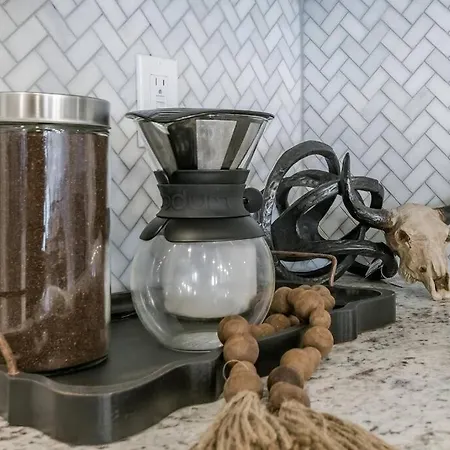 Beautifully Decorated New Home, King Bed, Washer/Dryer & Fully Stocked Kitchen